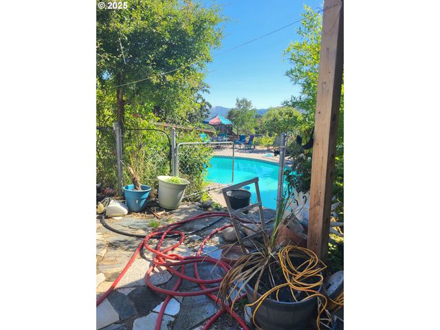 306 MCLAIN Ave, Roseburg, OR 97471