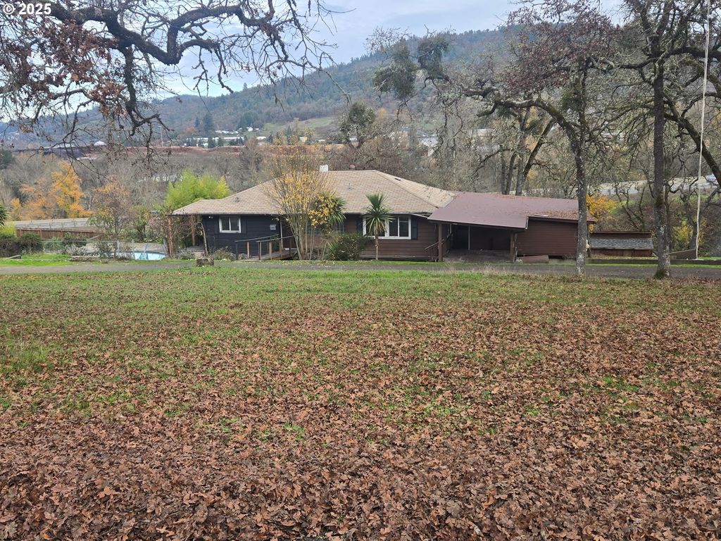 306 MCLAIN Ave, Roseburg, OR 97471
