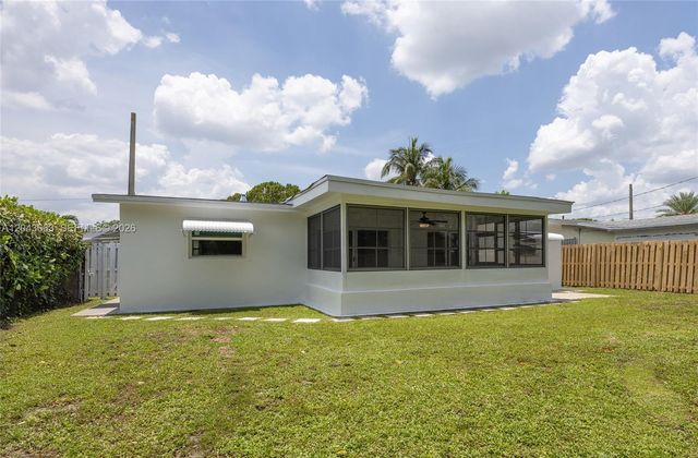 8571 NW 27th Pl, Sunrise, FL 33322