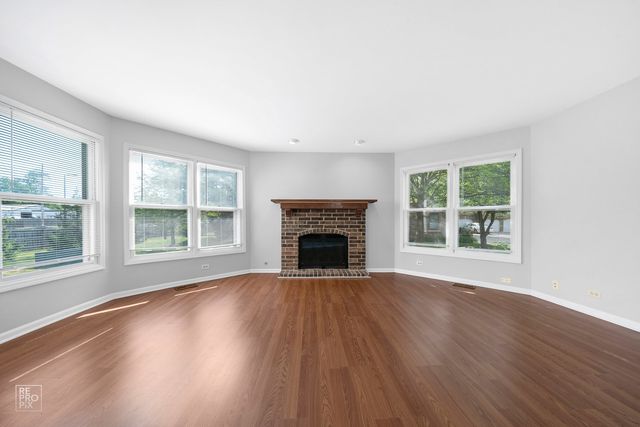 98 Willow Parkway 98, Buffalo Grove, IL 60089