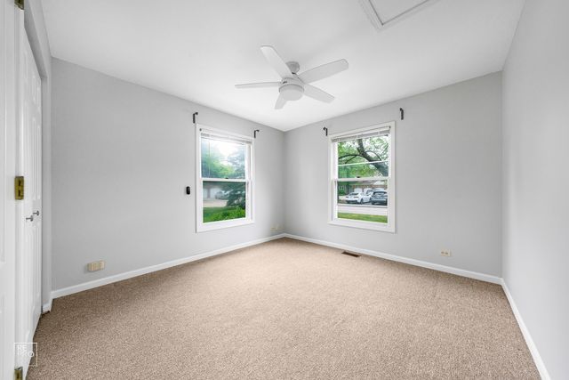 98 Willow Parkway 98, Buffalo Grove, IL 60089