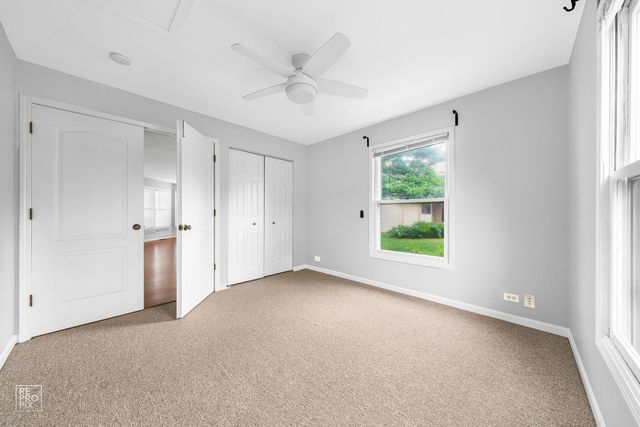 98 Willow Parkway 98, Buffalo Grove, IL 60089