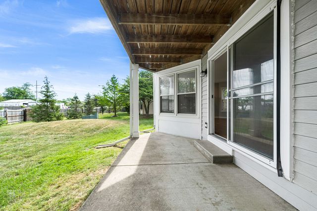 98 Willow Parkway 98, Buffalo Grove, IL 60089