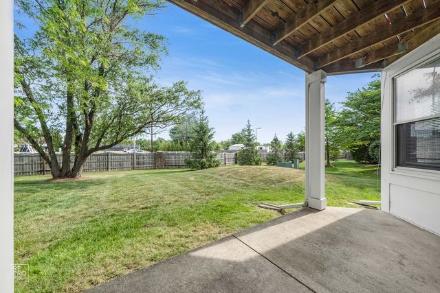 98 Willow Parkway 98, Buffalo Grove, IL 60089