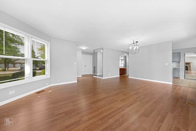 98 Willow Parkway 98, Buffalo Grove, IL 60089