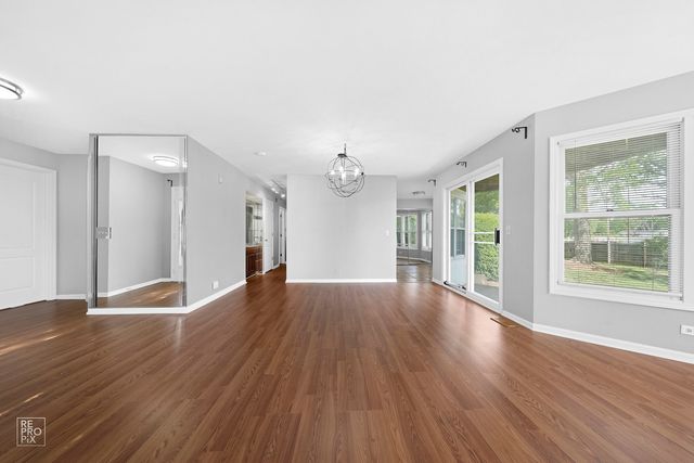 98 Willow Parkway 98, Buffalo Grove, IL 60089