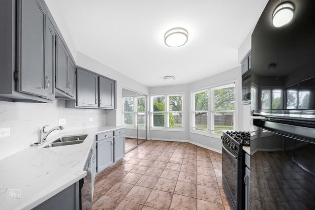 98 Willow Parkway 98, Buffalo Grove, IL 60089