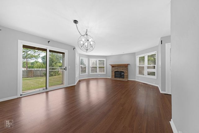 98 Willow Parkway 98, Buffalo Grove, IL 60089