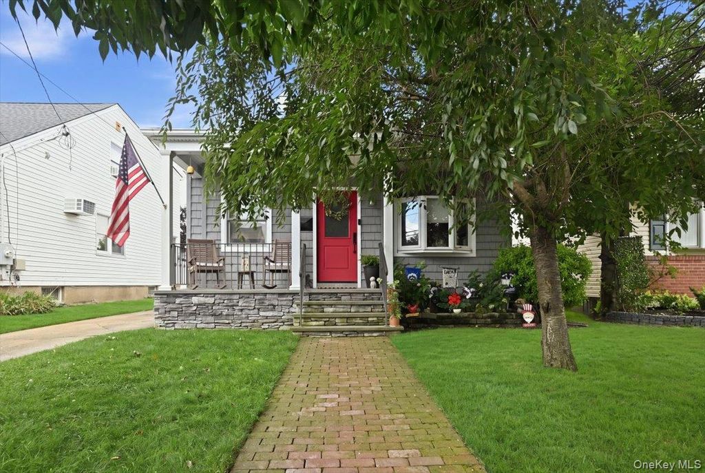 710 Premier Boulevard, New Hyde Park, NY 11040 — photo 2
