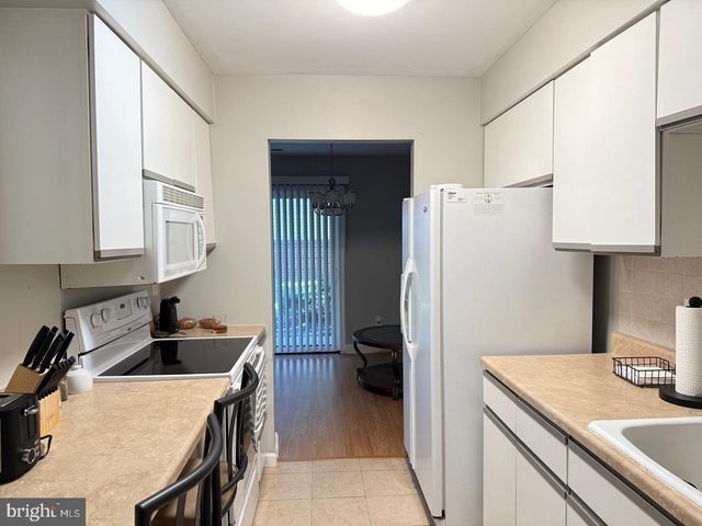 304-A CYPRESS POINT CIR, Mount Laurel, NJ 08054