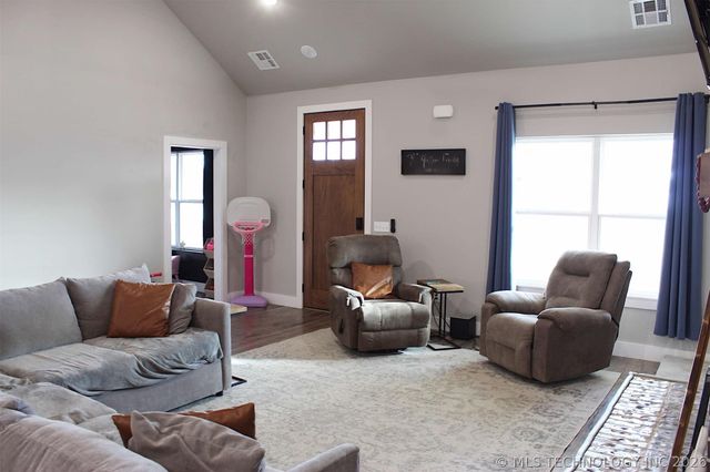 318 Twin Creeks Lane, Pryor, OK 74361