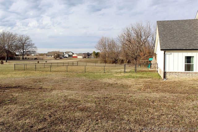 318 Twin Creeks Lane, Pryor, OK 74361