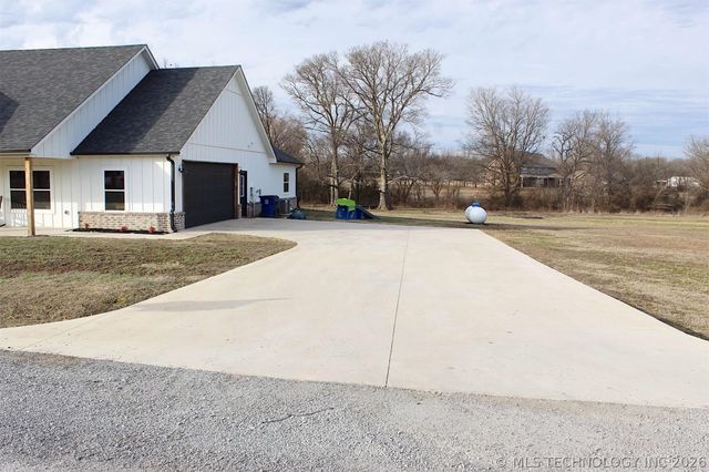 318 Twin Creeks Lane, Pryor, OK 74361