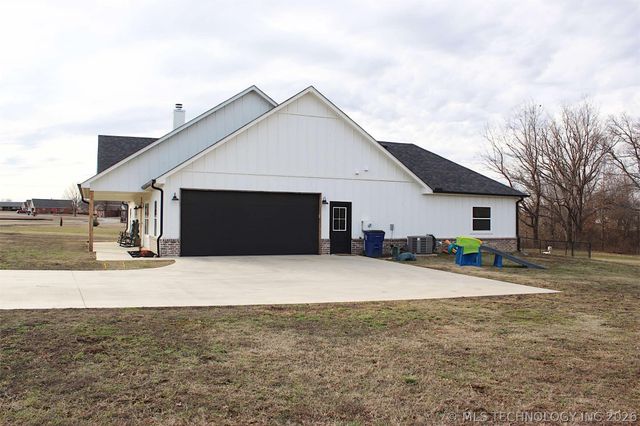 318 Twin Creeks Lane, Pryor, OK 74361