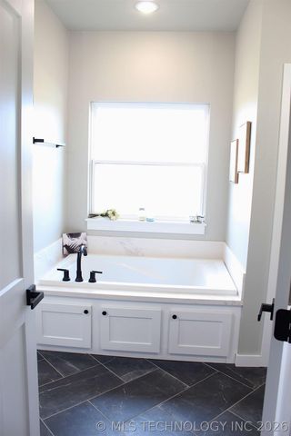 318 Twin Creeks Lane, Pryor, OK 74361