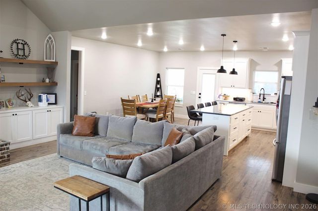 318 Twin Creeks Lane, Pryor, OK 74361