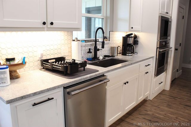 318 Twin Creeks Lane, Pryor, OK 74361