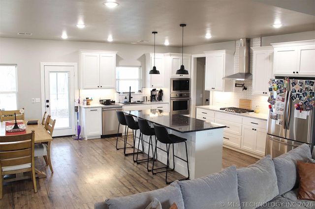 318 Twin Creeks Lane, Pryor, OK 74361