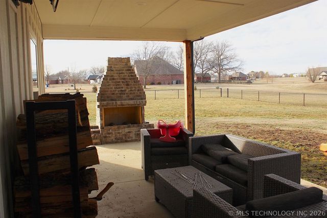 318 Twin Creeks Lane, Pryor, OK 74361