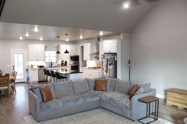 318 Twin Creeks Lane, Pryor, OK 74361