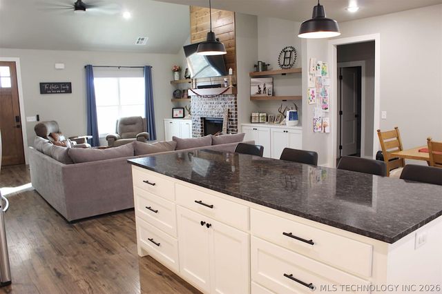 318 Twin Creeks Lane, Pryor, OK 74361