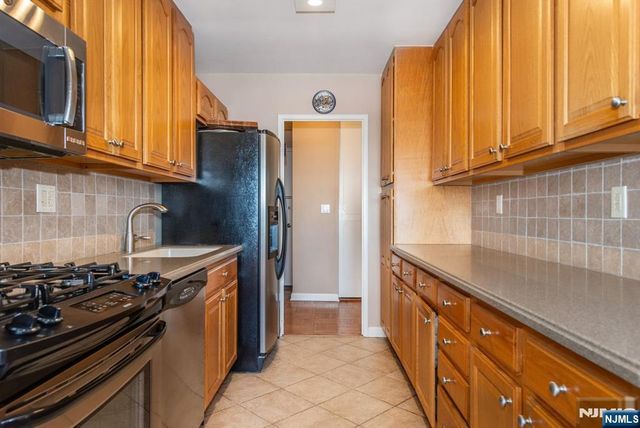 2000 Linwood Avenue 14K, Fort Lee, NJ 07024