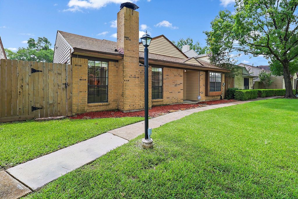 4809 Forest Court, Baytown, TX 77521