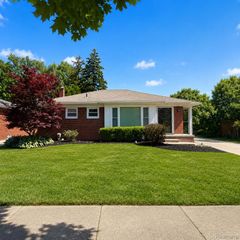 21931 Mauer Street, Saint Clair Shores, MI 48080