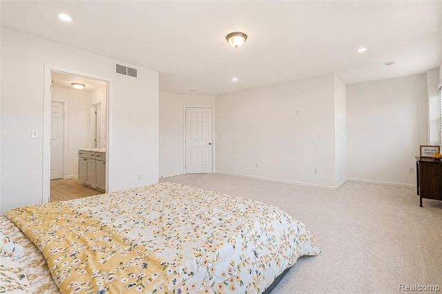 51172 Quaker Lane, Canton, MI 48187
