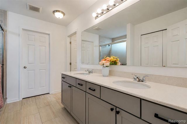51172 Quaker Lane, Canton, MI 48187