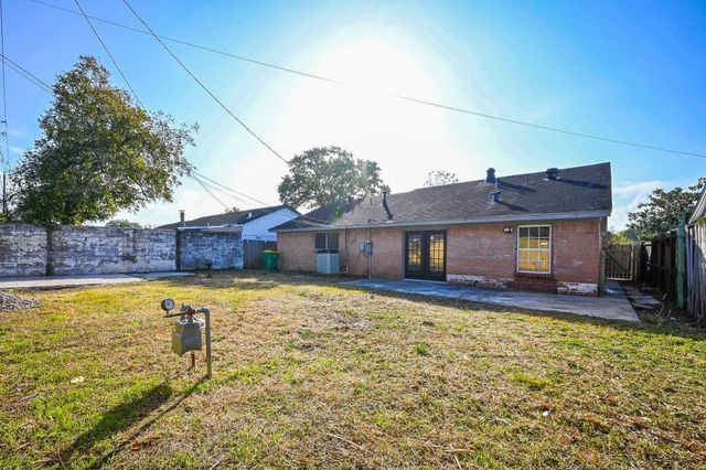 3730 Heatherbrook Drive, Houston, TX 77045