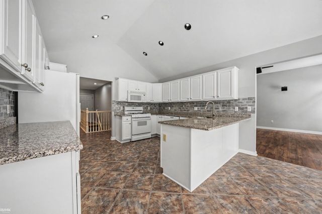 48498 Beacon Square Drive, Macomb, MI 48044