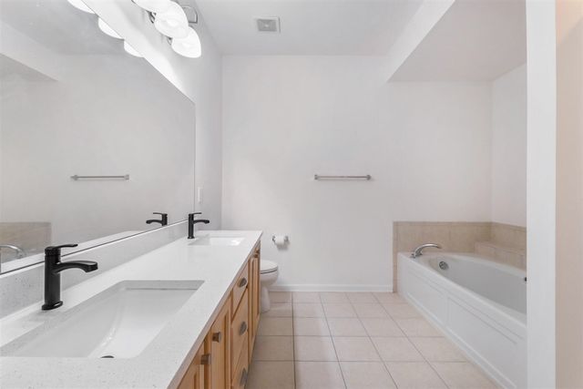 2925 N Knightsbridge Circle, Ann Arbor, MI 48105