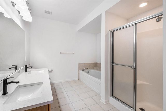 2925 N Knightsbridge Circle, Ann Arbor, MI 48105