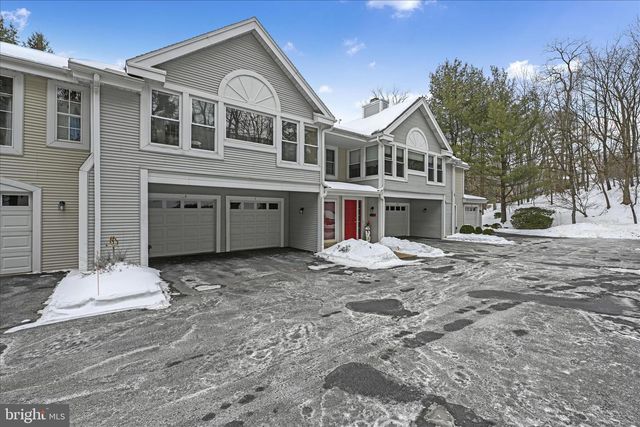 401 COUNTRY PLACE DR, Lancaster, PA 17601