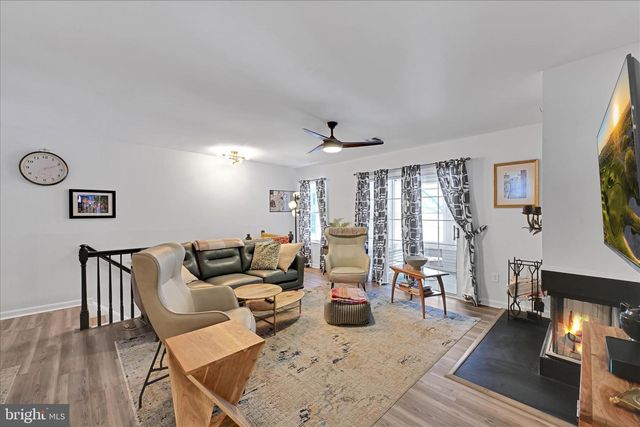 401 COUNTRY PLACE DR, Lancaster, PA 17601