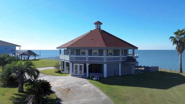 128 White Heron Drive, Anahuac, TX 77514