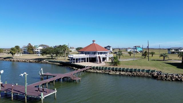 128 White Heron Drive, Anahuac, TX 77514