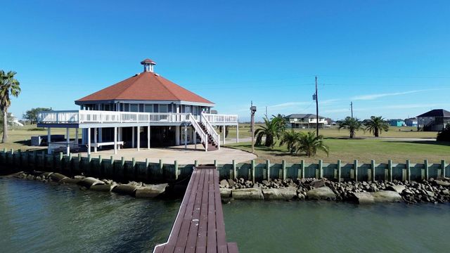 128 White Heron Drive, Anahuac, TX 77514