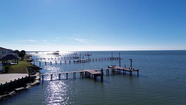 128 White Heron Drive, Anahuac, TX 77514