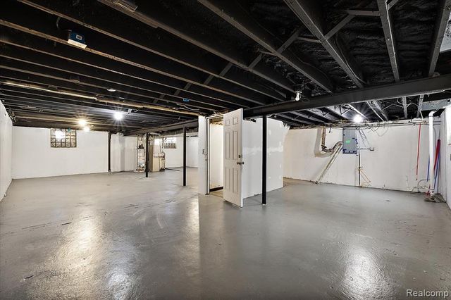 32076 Saint Annes Drive, Warren, MI 48092