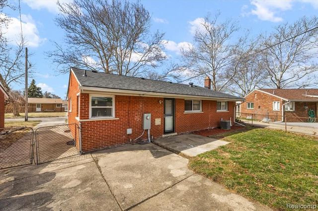 32076 Saint Annes Drive, Warren, MI 48092