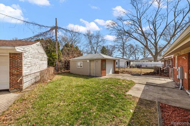 32076 Saint Annes Drive, Warren, MI 48092