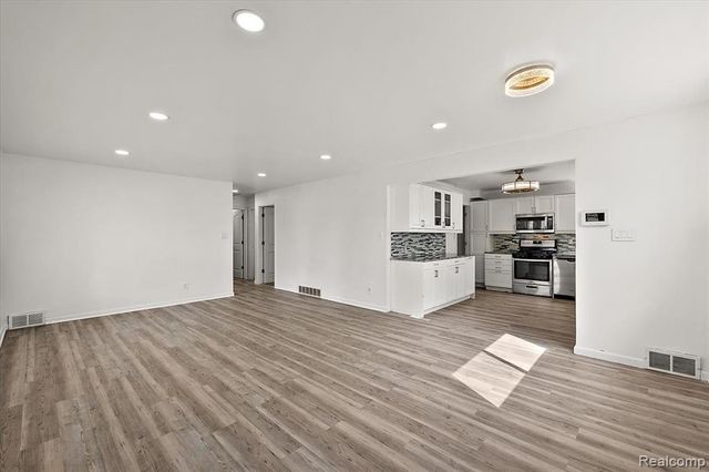 32076 Saint Annes Drive, Warren, MI 48092