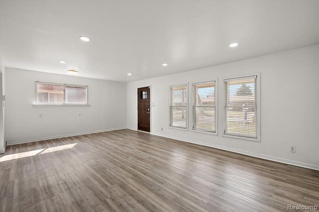 32076 Saint Annes Drive, Warren, MI 48092