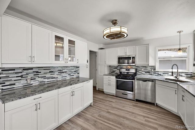 32076 Saint Annes Drive, Warren, MI 48092