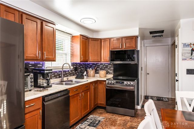 7600 Stonecrest Drive, Huber Heights, OH 45424