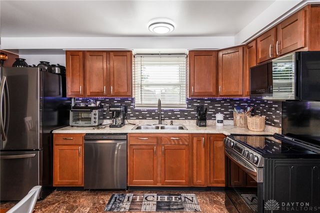 7600 Stonecrest Drive, Huber Heights, OH 45424