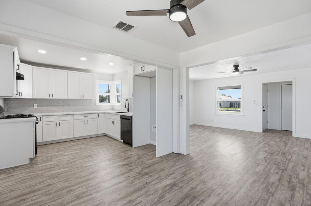 Image 14 of property listing at 112 E Jefferson Avenue, Fresno, CA 93706