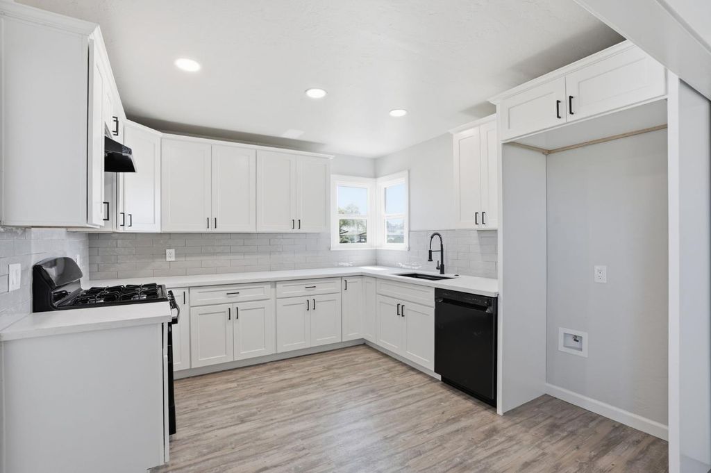 Image 15 of property listing at 112 E Jefferson Avenue, Fresno, CA 93706